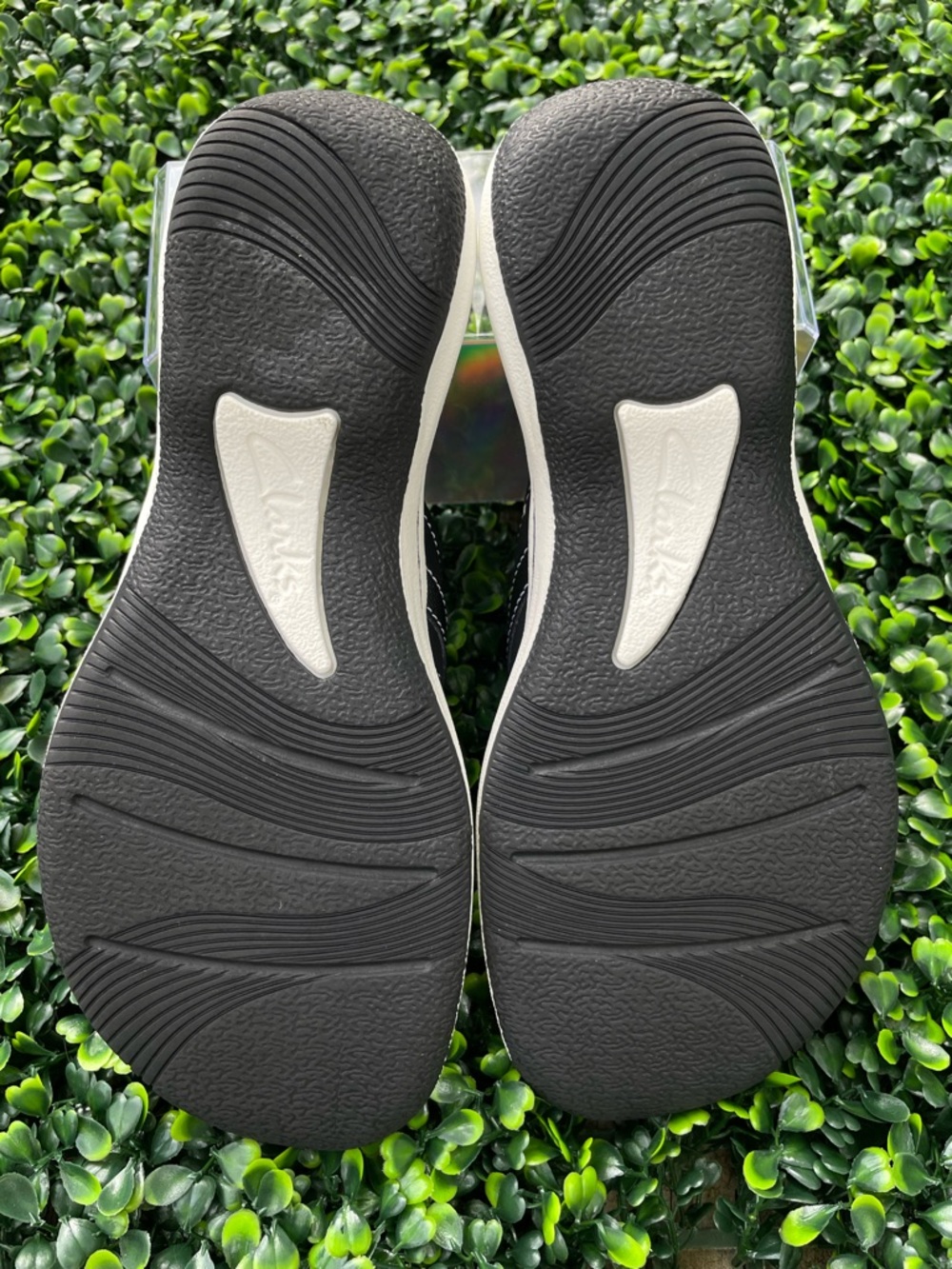 Clarks Black Floral-Accent Women's Flip Flop Sandals - Picture 4 of 5